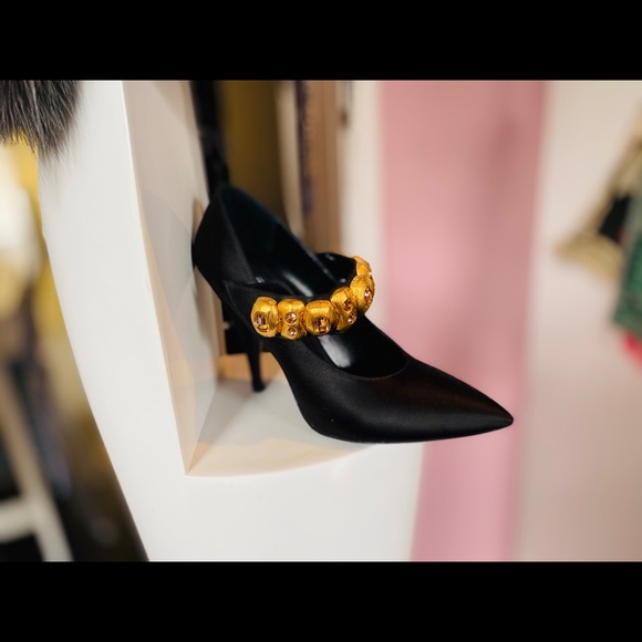 Prada - Picture 1 of 8